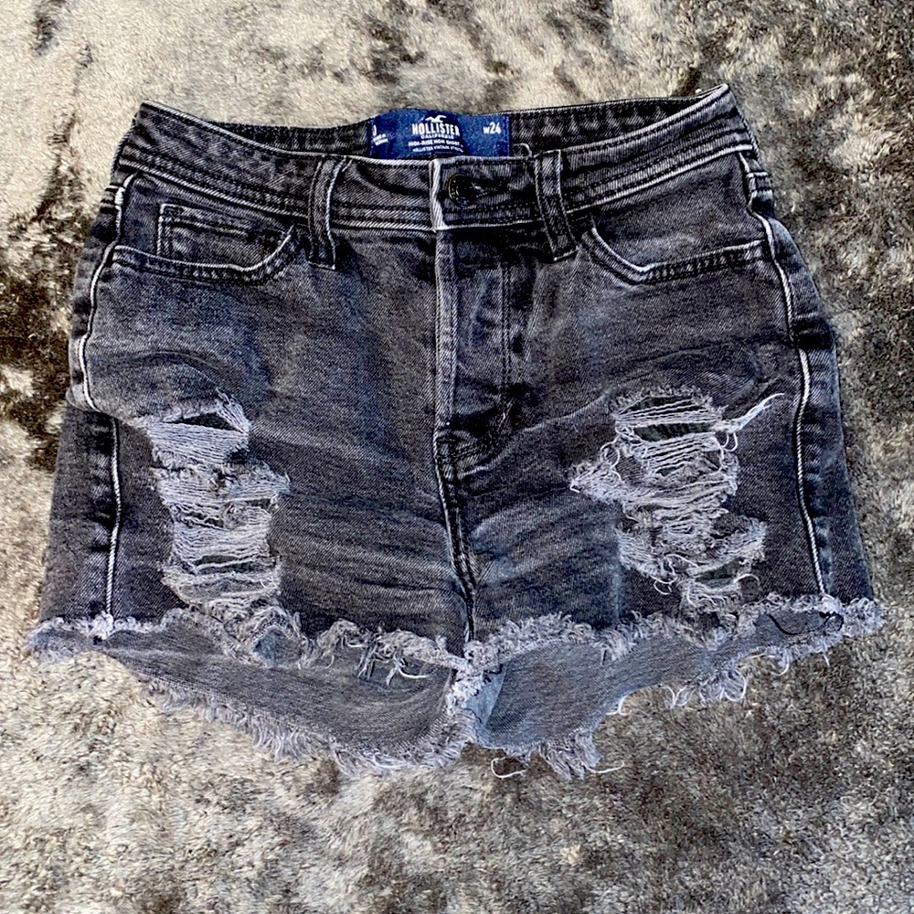 Hollister | DISTRESSED High Rise Mom Short 3” | Size: 0- 24W